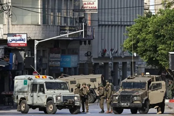 الاحتلال يداهم الحي الشرقي في جنين ويحاصر منزلا ويحتجز عددا من المواطنين